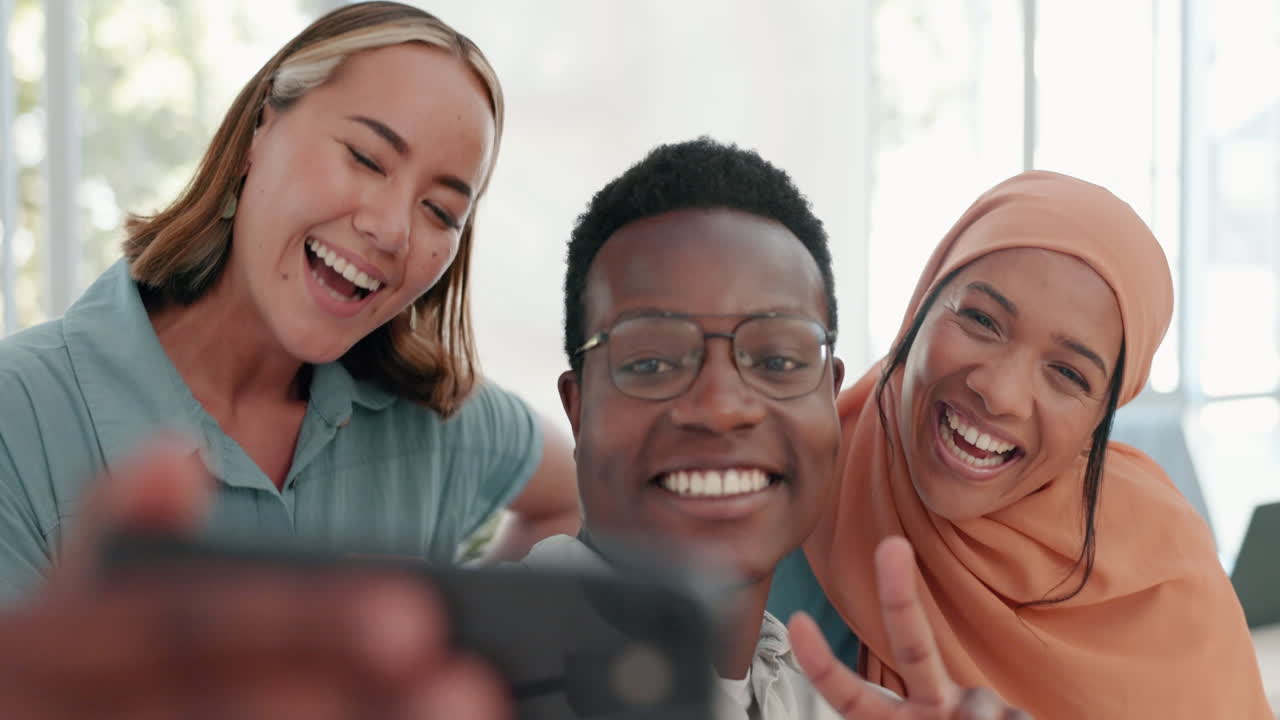 gente de negocios, cara y feliz selfie de oficina