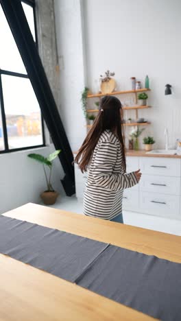 mujer bailando y disfrutando en una cocina moderna