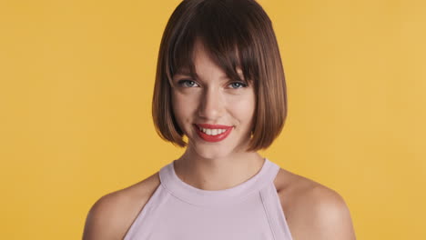 una mujer bonita sonriente posando