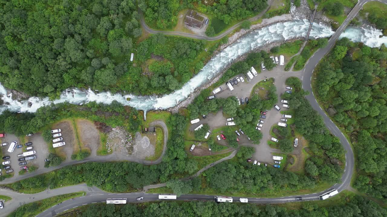 estacionamiento del glaciar de briksdal y carretera concurrida durante el verano en noruega - aérea