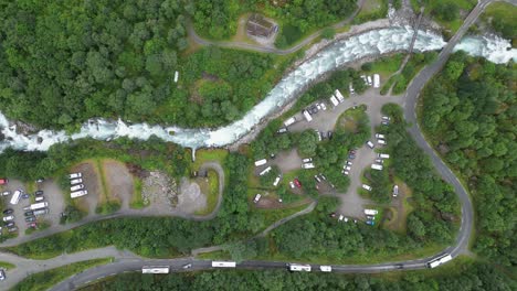 Parkplatz-Am-Briksdal-Gletscher-Und-Stark-Befahrene-Straße-Im-Sommer-In-Norwegen---Luftaufnahme