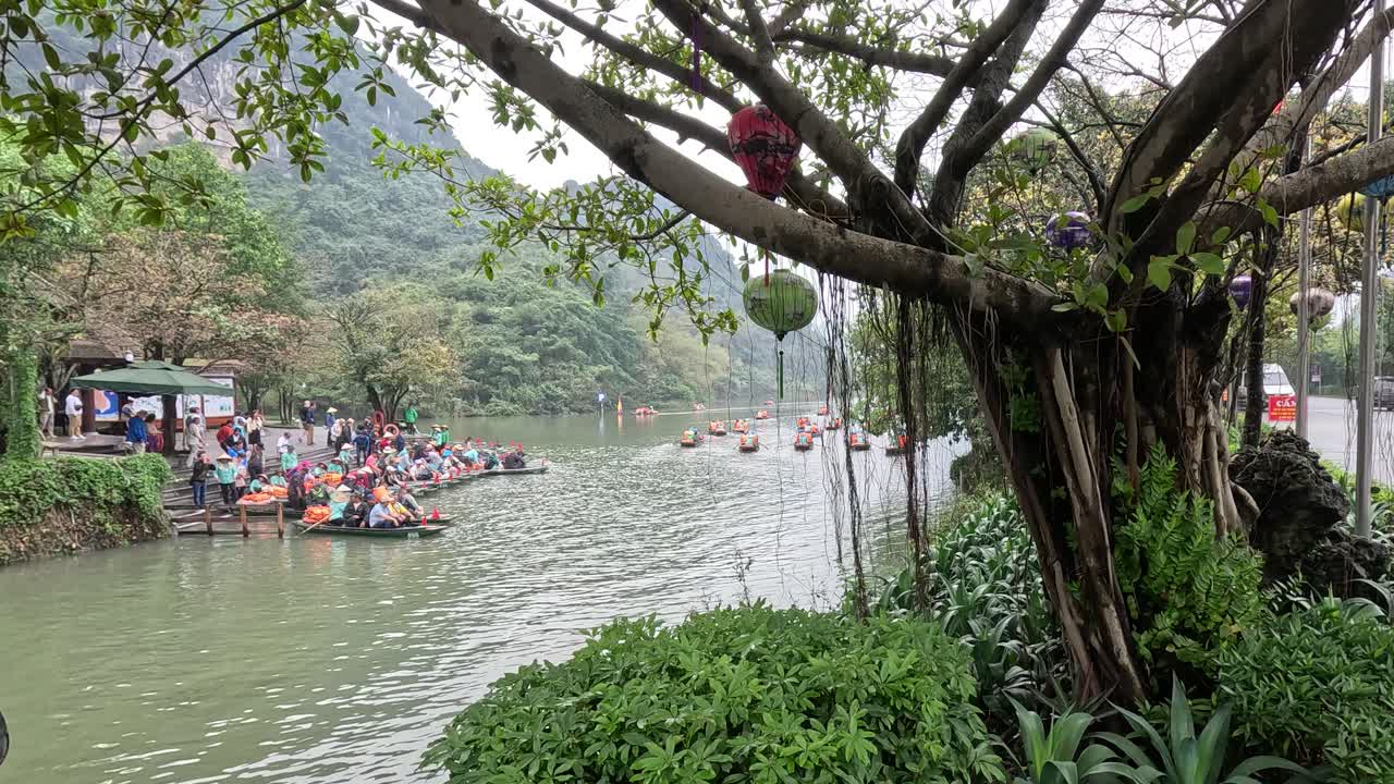 강 여행 을 시작 하는 관광객 들 의 그룹