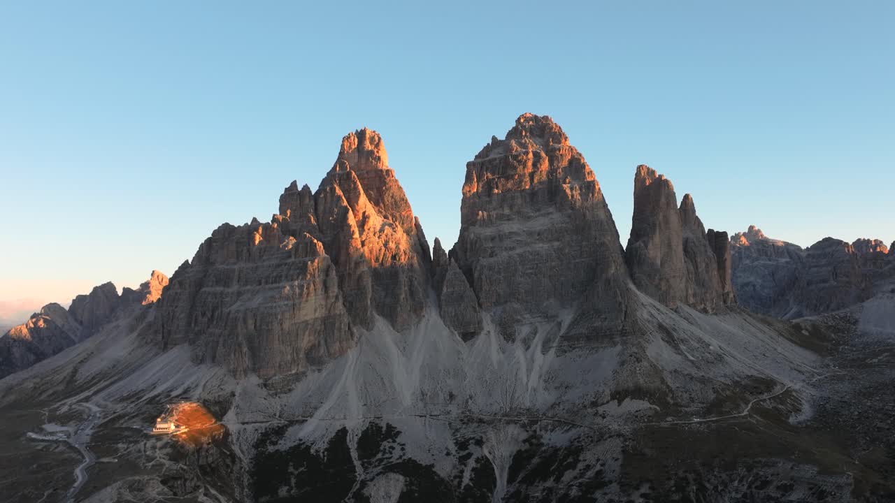Filmato aereo cinematografico 4K delle Tre Cime di Lavaredo - Dolomiti - Italia_06