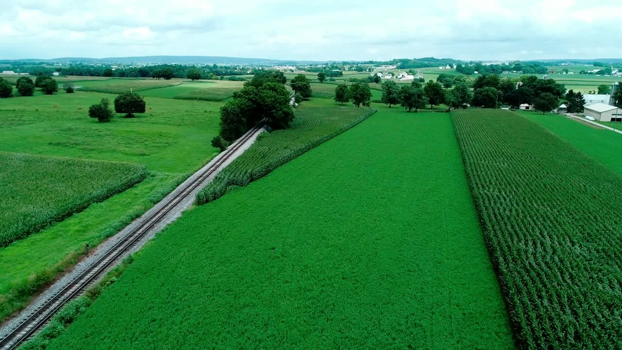 드론으로 본 아미쉬 시골과 농지의 기차 선로