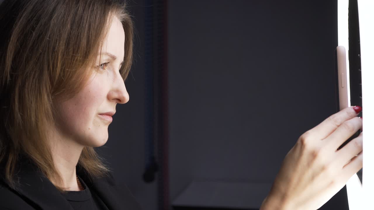 Video di una blogger con lampada ad anello LED