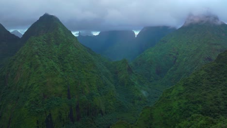 sunrise towering jagged mountain peaks vallee de tautira bay river tahiti island french polynesia aerial drone cloudy morning teahupoo mont rauiri aorai taiarapu taravao valley circle ight motion