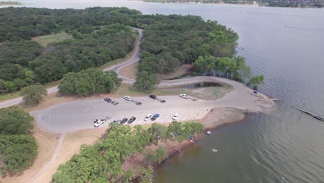 Imágenes-Aéreas-Del-Estacionamiento-En-El-Parque-Sycamore-Bend-En-El-Lago-Lewisville-En-Highland-Village,-Texas