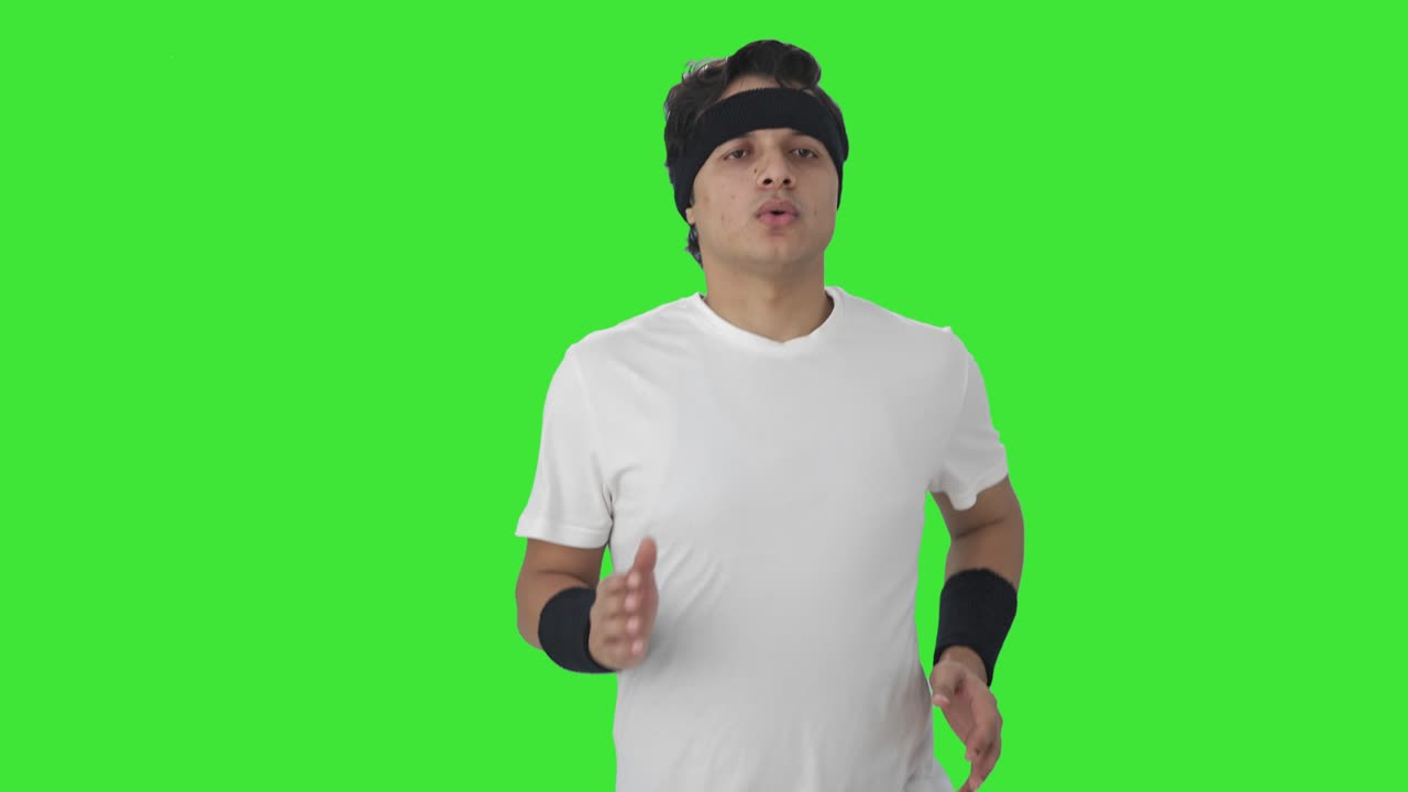 진지한 인디언이 조 ⁇ 을 하고 있는 초록색 화면