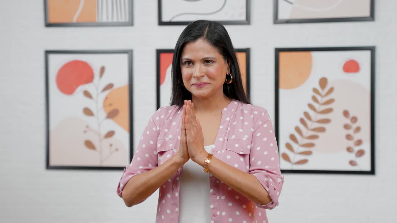 mujer india moderna saludando namaste