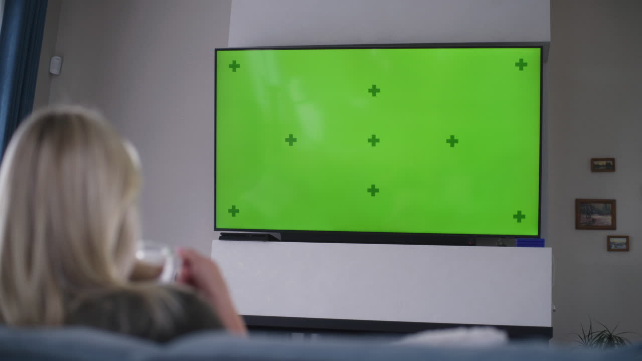 거실 에서 tv 를 보는 여자