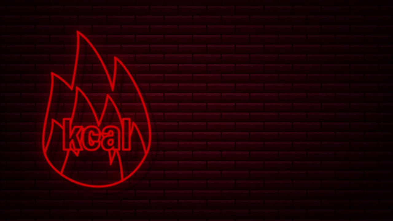 온라인 쇼핑 및 마케팅 아이콘을 가진 온라인 쇼핑 전자 상거래 개념. 쇼핑 가방을 들고 있는 손. 모션 그래픽