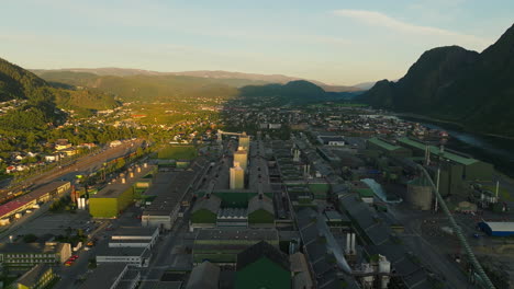 la planta industrial de aluminio de alcoa en mosjøen, webern, noruega