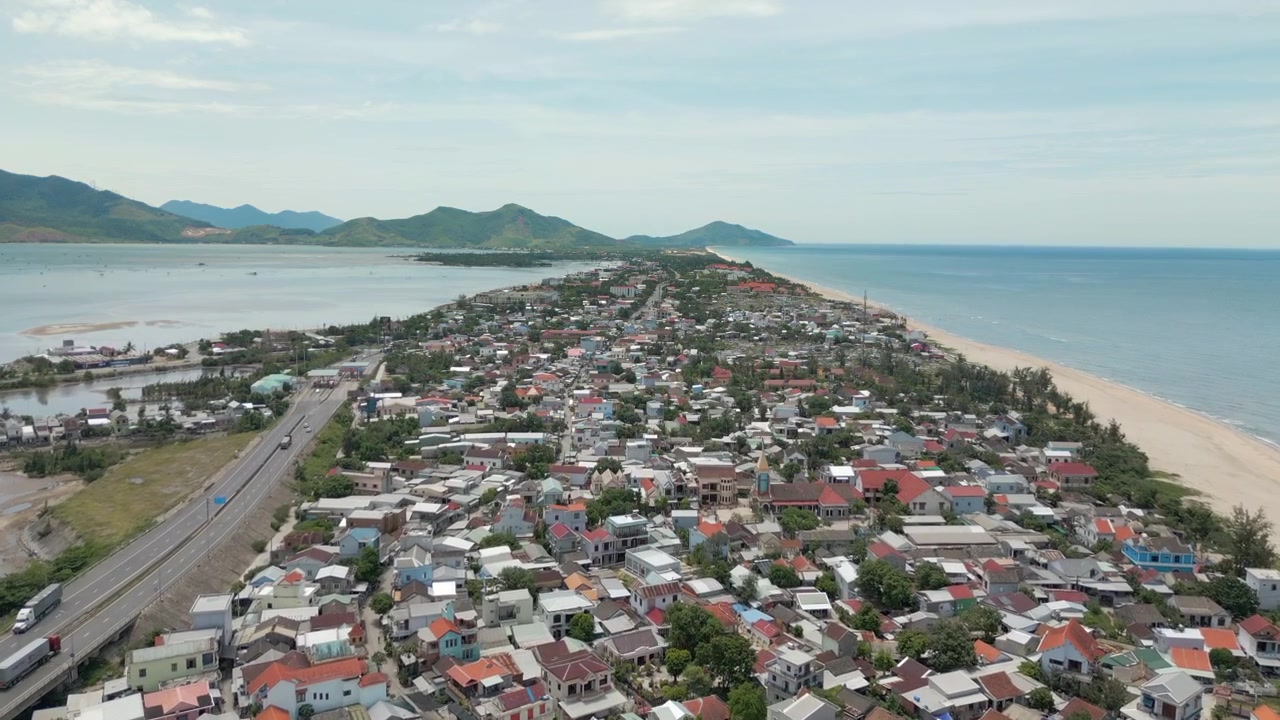 ベトナムのランコー沿岸集落の家々とアンクー地区をドローンが前方に追跡する映像 4K 60FPS。