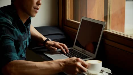 Mann-Trinkt-Kaffee,-Während-Er-Laptop-4k-Benutzt