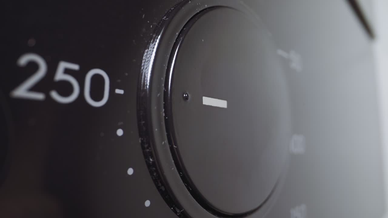 la dama presiona y gira la palanca eligiendo el mejor modo para cocinar