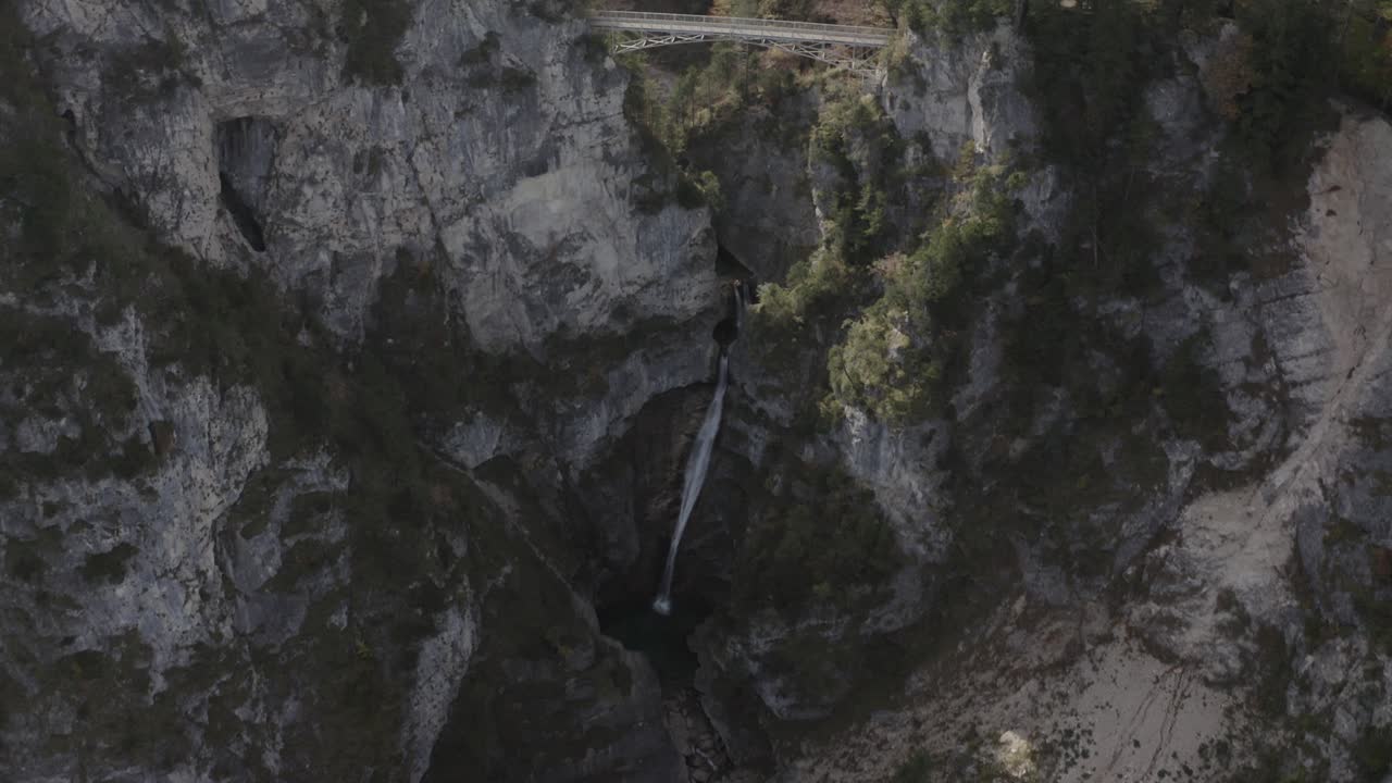 puente marienbrucke de neuschwanstein - cascada | 4k | dji mavic 2 pro d-log - perfecto para gradación de color