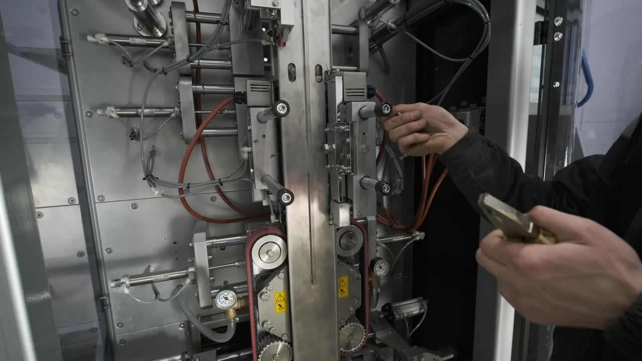 proceso de reparación de la bolsa de bocadillos, la máquina de rellenado y sellado de paquetes, la industria alimentaria