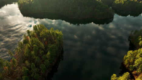 Puesta-De-Sol-Sobre-El-Lago-Santeetlah-En-Carolina-Del-Norte