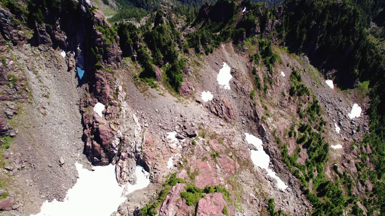 자갈 바위 산 정상 회담 - mackenzie range, vancouver island, bc, canada의 공중 하향식 비행