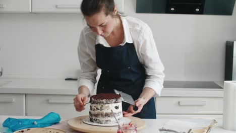 mujer haciendo pastel de chocolate en la cocina, primer plano. proceso de fabricación de pastel, enfoque selectivo