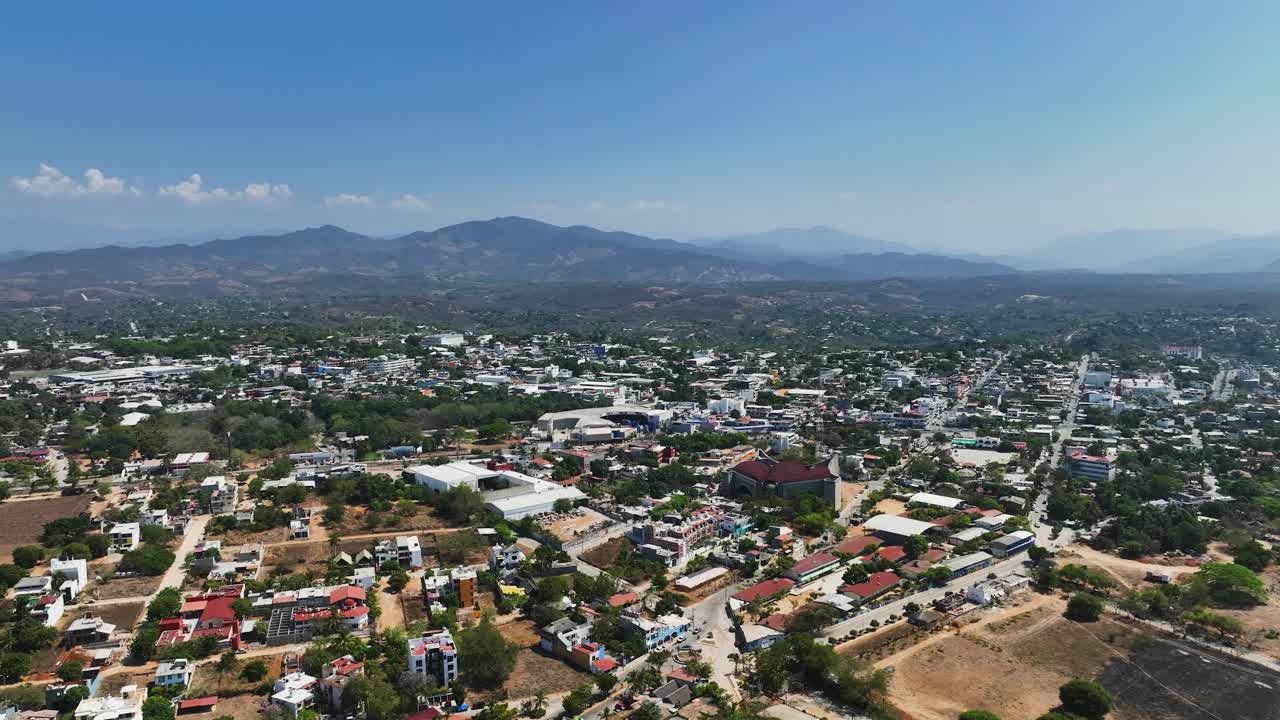 vista aérea alrededor de la ciudad de puerto escondido, un día soleado en oaxaca, méxico