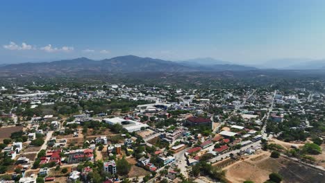 Vista-Aérea-Alrededor-De-La-Ciudad-De-Puerto-Escondido,-Día-Soleado-En-Oaxaca,-México