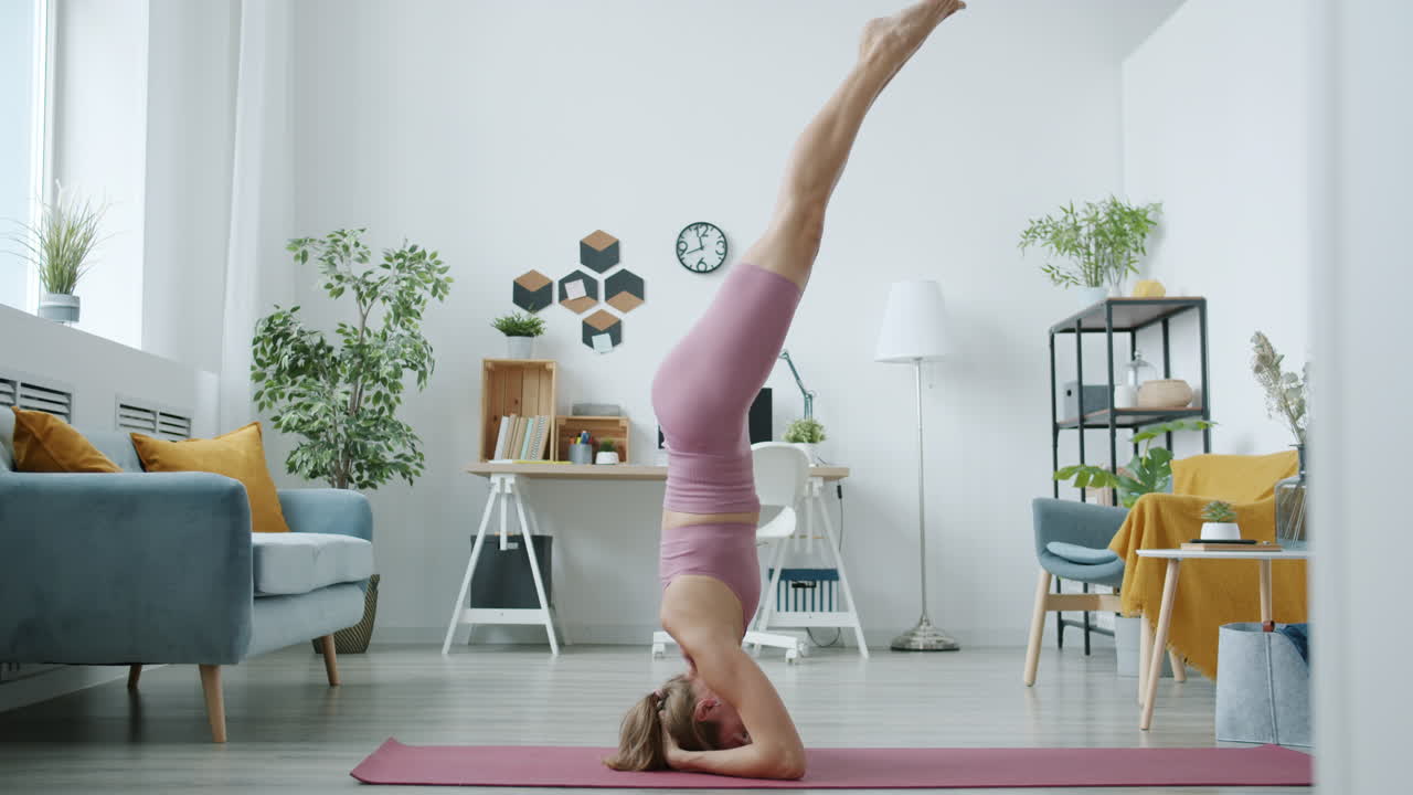 Mulher Praticando Yoga na Parada de Cabeça em Casa