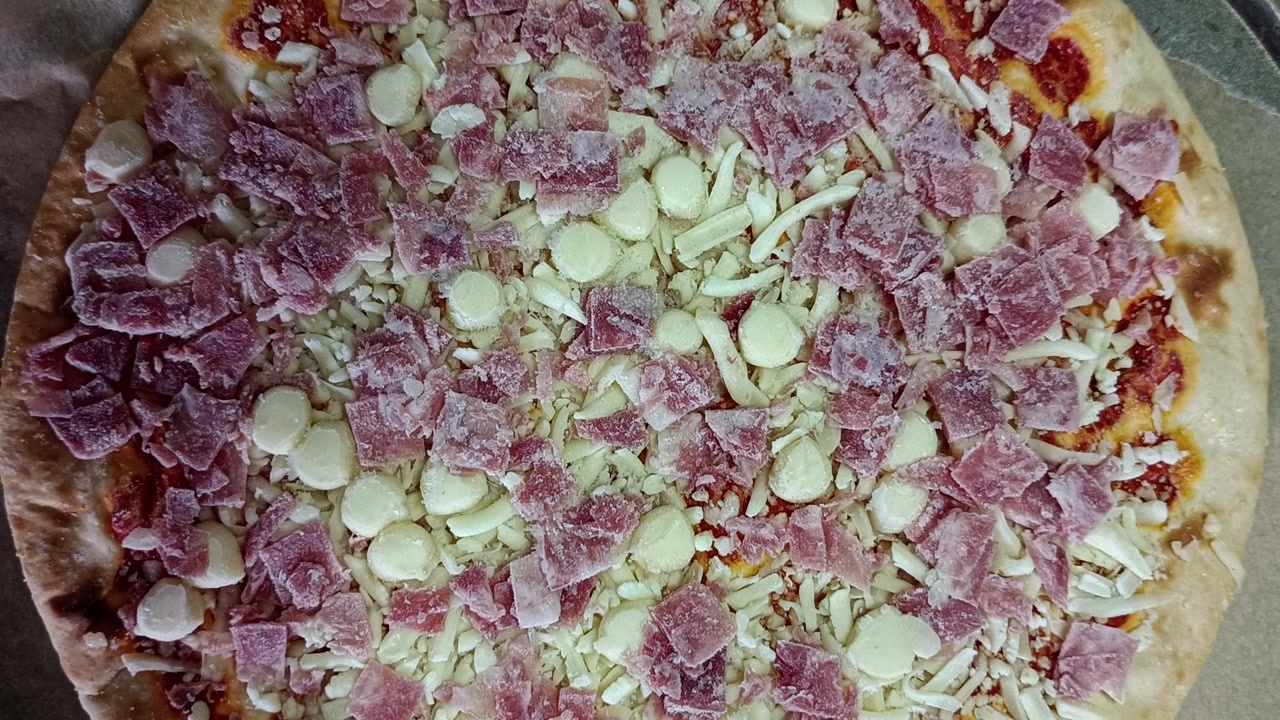 Pizza surgelata in rotazione, vista dall'alto