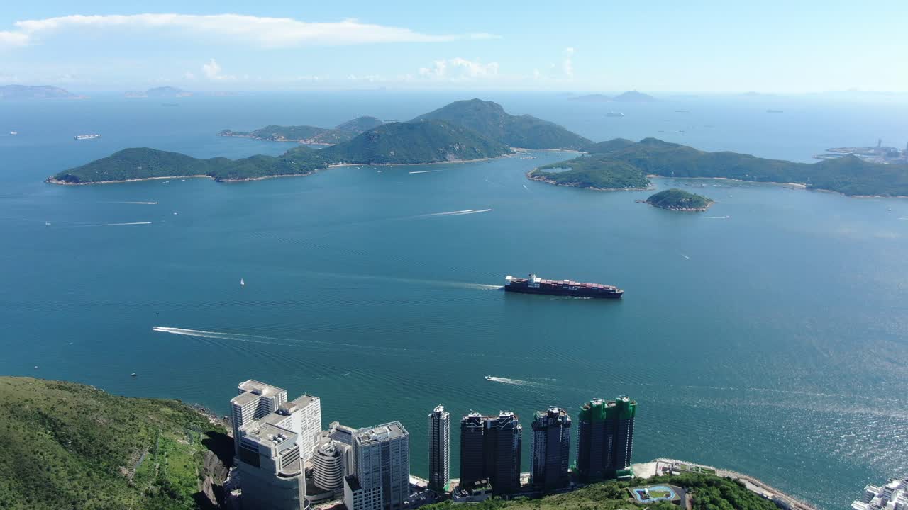mega buque portacontenedores saliendo de la bahía de hong kong, vista aérea