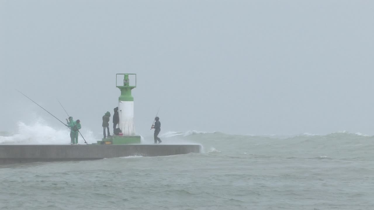 겨울 폭풍 동안 항구에서 낚시