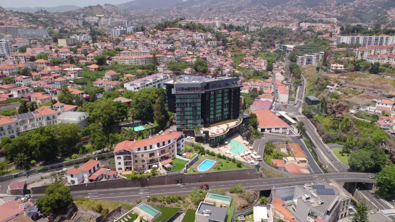 Vista aérea de hotéis de luxo e piscinas na zona turística do Funchal.