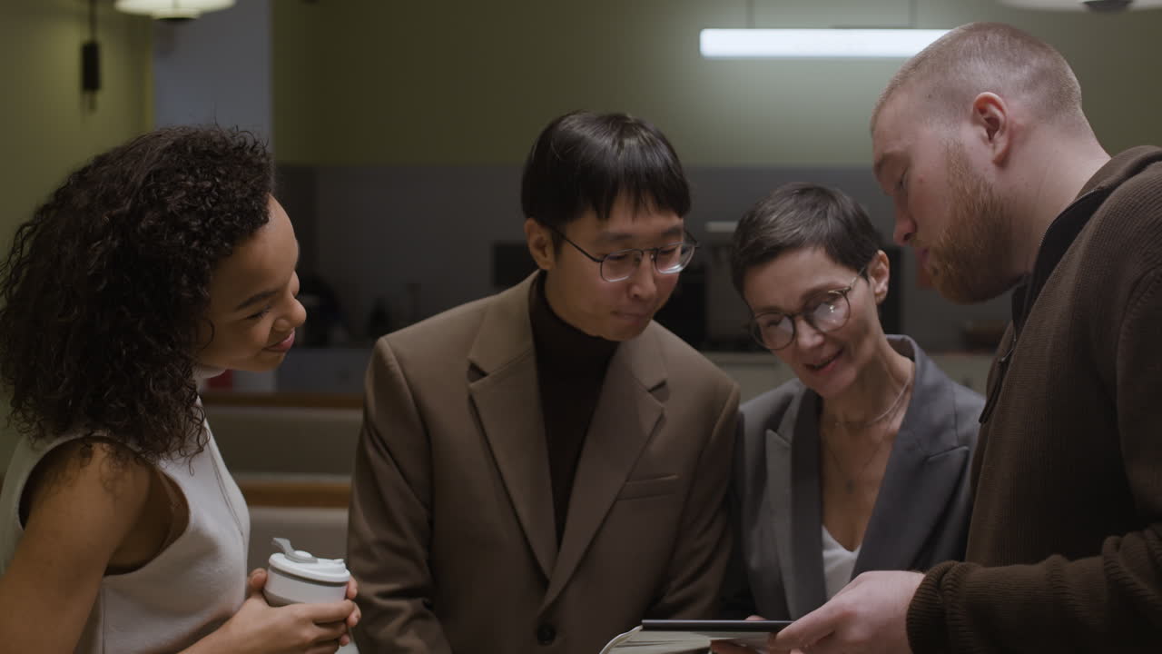 현대적인 사무실에서 다양한 비즈니스 팀 회의