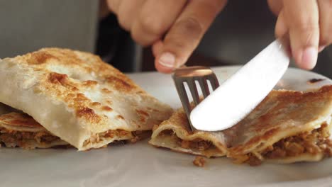 comiendo manti