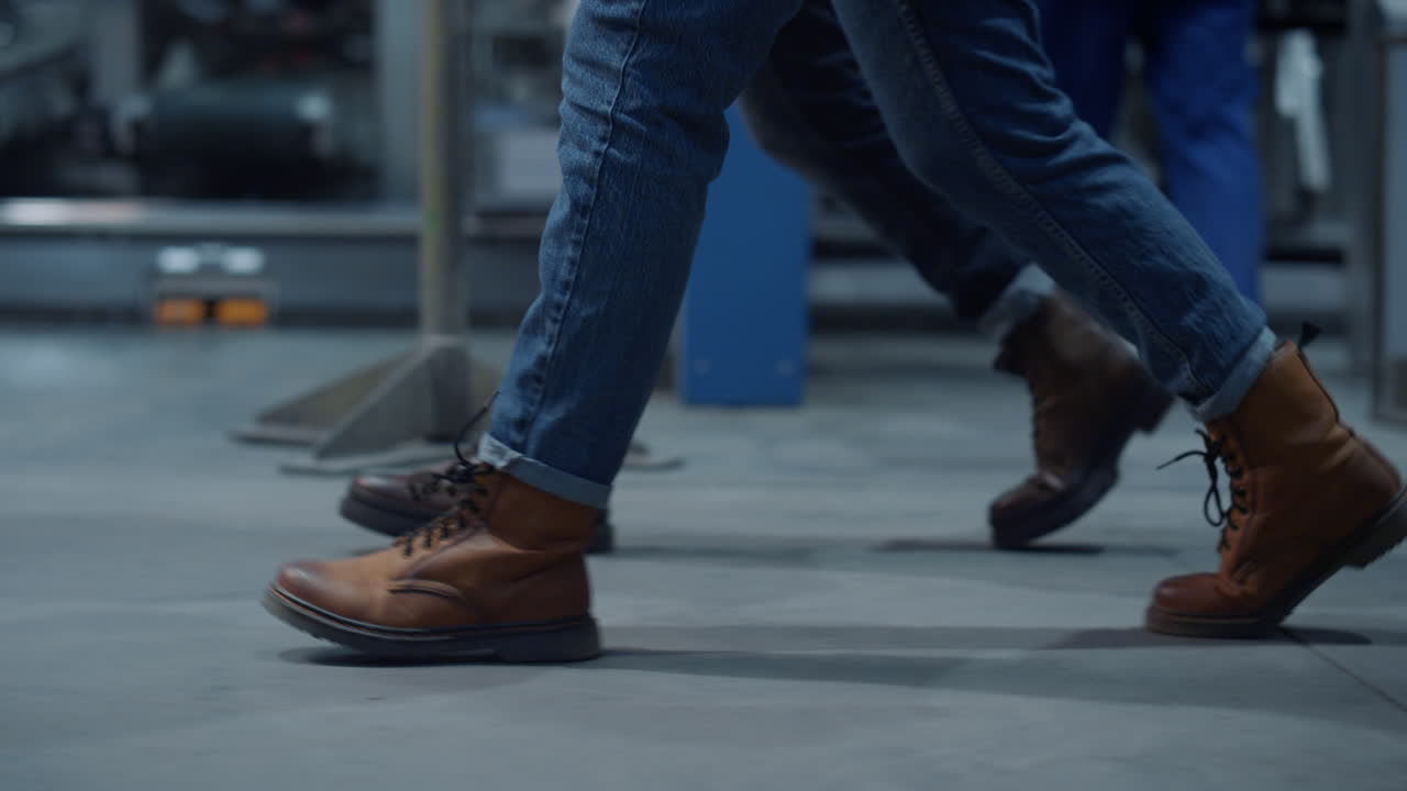 현대 제조 에너지 회사에서  ⁇ 고 있는 알려지지 않은 산업 동료들