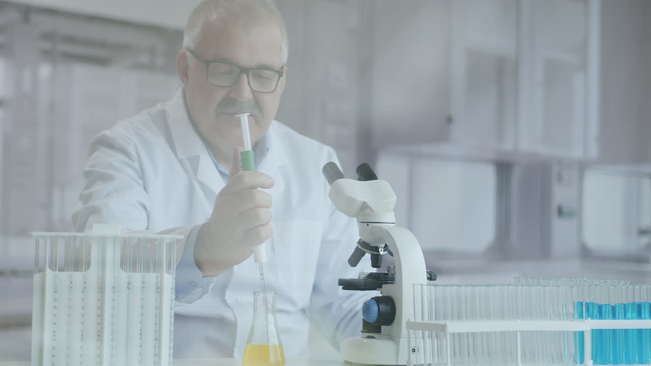 los químicos mezclaron productos químicos para encontrar fármacos antirretrovirales en el laboratorio. el experimento para detectar el virus se encontró en la sangre de los desarrolladores de medicamentos y vacunas potenciales contra covid-19.