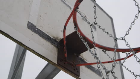 Handheld-Nahaufnahme-Des-Abgenutzten-Basketballkorbs-Auf-Dem-Städtischen-Basketballplatz