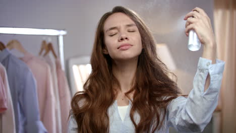 mujer joven rociando agua micelar, tónico de belleza femenina, tratamiento corporal
