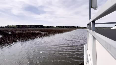 Paseo-En-Barco-Por-El-Pantano-En-Los-Jardines-Magnolia-En-Charleston-Sc,-Carolina-Del-Sur