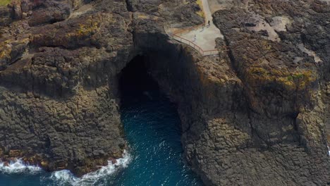 Vista-Aérea-De-La-Entrada-De-La-Cueva-Marina-Kiama-Blowhole-En-Kiama,-Nsw,-Australia