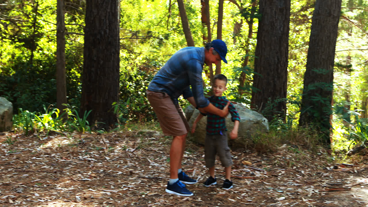 padre e hijo divirtiéndose en el parque