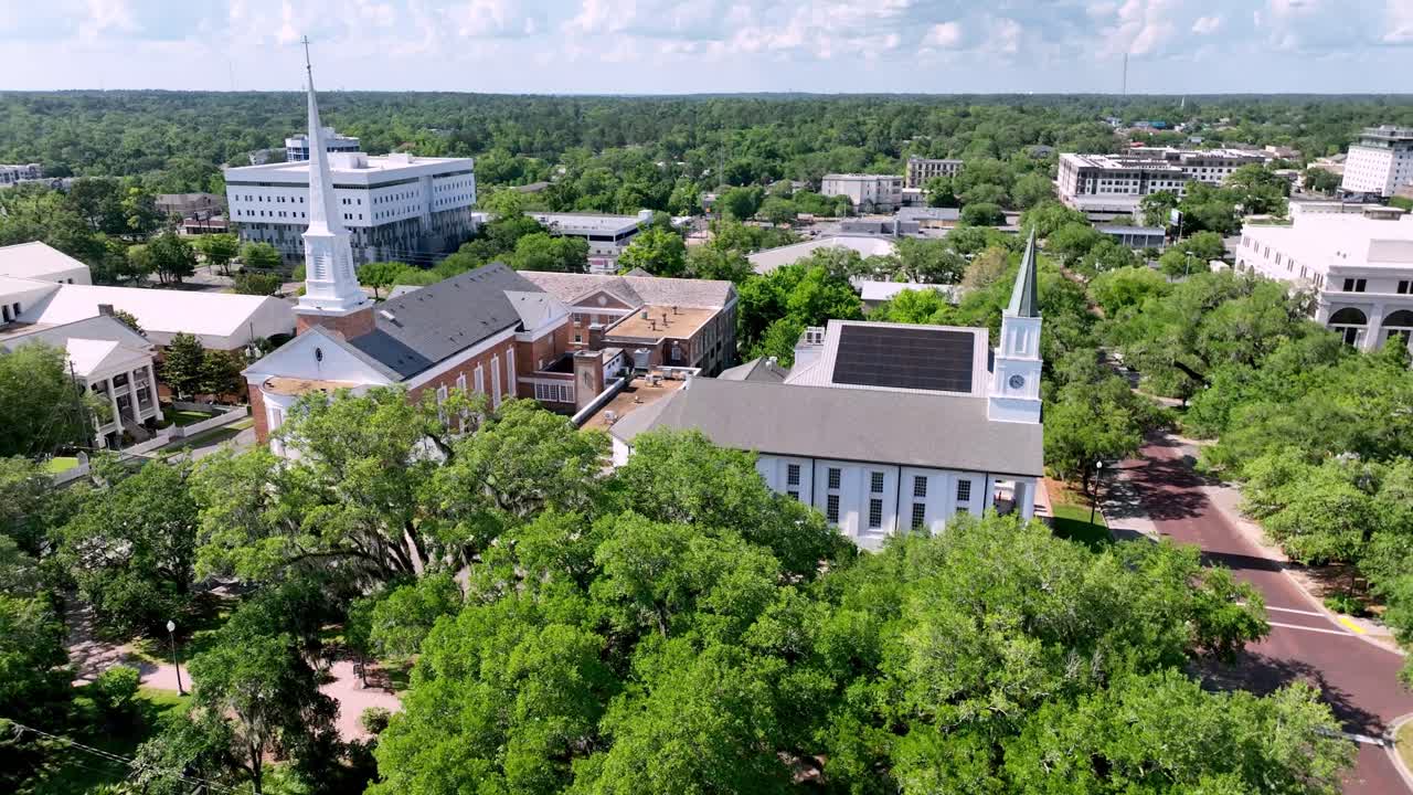 las torres de la iglesia en tallahassee, florida.