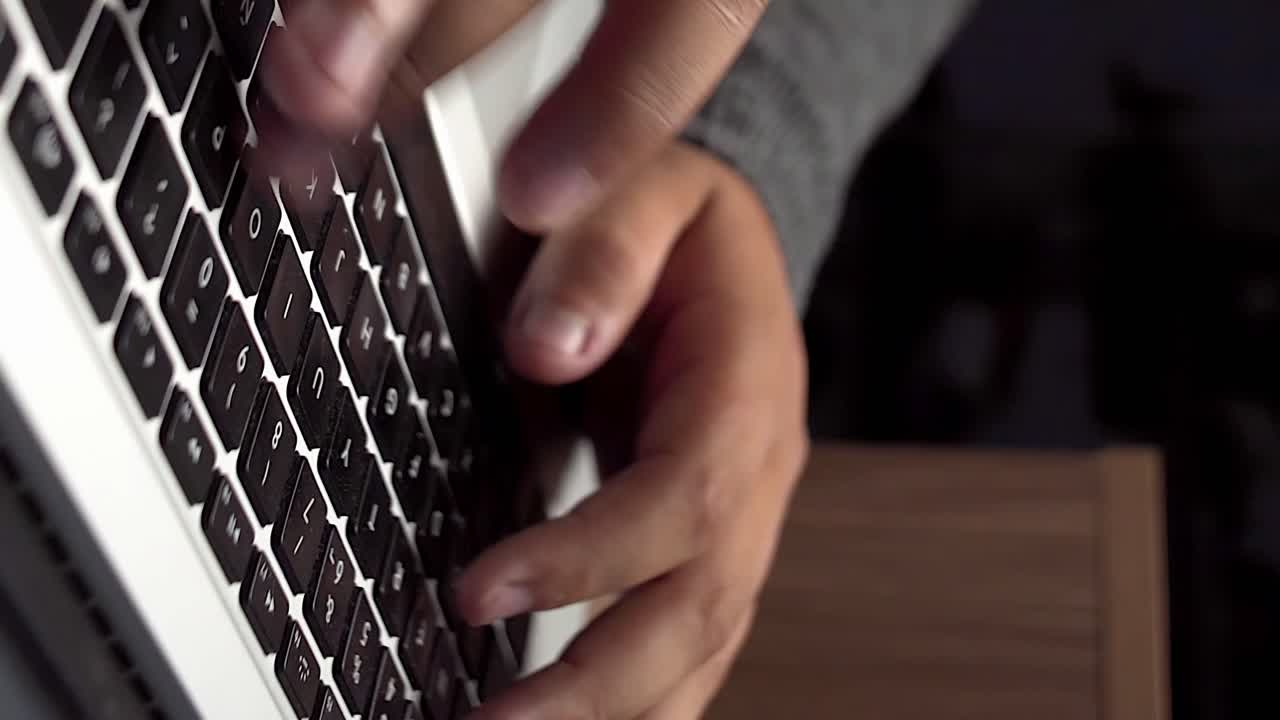 manos escribiendo en el teclado con teclas negras - concepto de trabajador de oficina