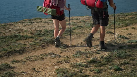 excursionistas en un sendero costero