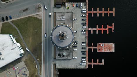 Top-Down-Drone-Shot-of-Clarion-Lakeside-Inn-Hotel-in-Kenora-Ontario