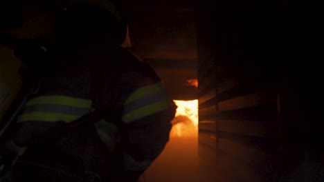 Enthüllung-In-Zeitlupe-Von-Tapferen-Feuerwehrleuten,-Die-Gegen-Ein-Feuer-In-Einem-Gebäude-Kämpfen