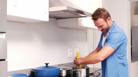 Un-Hombre-Guapo-Cocinando-Pastas-En-La-Cocina.