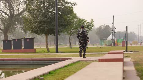 Oficial-Del-Ejército-Indio-Caminando-A-La-Luz-Del-Día.