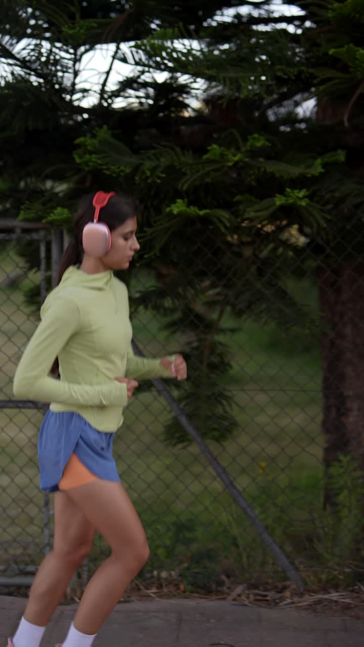 mujer corriendo al aire libre con auriculares