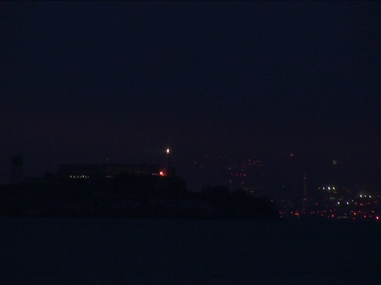Veduta notturna di San Francisco con le luci della Coit Tower che lampeggiano