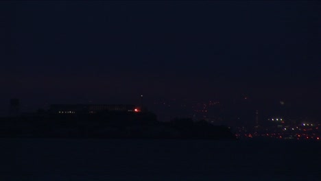 Una-Vista-Nocturna-De-San-Francisco-Con-La-Luz-De-La-Torre-De-Abrigo-Parpadeando